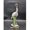 Grande scultura in ceramica smaltata raffigurante una gru coronata