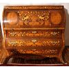 Antico comò a rullo Olandese Luigi XV del 1700 in legno di mogano riccamente intarsiato