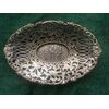 Centrotavola ovale in metallo argentato e traforato con scena centrale con personaggi.Olanda.