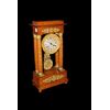 Orologio francese stile Impero in radica di olmo con applicazioni in bronzo e pendolo riccamente rifinito