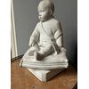 Scultura di un bambinon seduto, marmo bianco