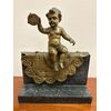 Statuina di bronzo di un putto seduto