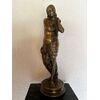 Scultura di una donna in bronzo
