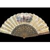 Ventaglio in tartaruga traforata e dorata con pavese in carta con stampe acquarellate con scene galanti.