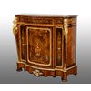 Credenza antica Napoleone III Francese in legni esotici pregiati con innesti di elementi in bronzo dorato. Periodo XIX secolo.