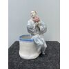 Vaso con figura di Pierrot in porcellana policroma.Germania.