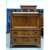 Cabinet in noce Biedermaier prima metà XIX sec. con sculture e carrilion