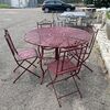Round table and 4 vintage 70s wrought iron chairs in purple-red color. Diameter 120 cm.