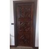 Porta con pannelli intagliati