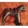 Antico giocattolo indiano in bronzo a forma di cavallo