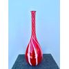 Vaso di forma globulare in vetro soffiato rosso con spirali lattimo.Manifattura Nason,Murano.