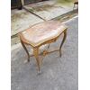 Elegante tavolino in legno dorato con piano in marmo. XIX secolo