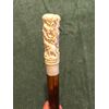 Bastone con pomolo in osso inciso con elefanti e tigre.Canna in bambu’. 