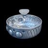 Tastevin in argento sbalzato con decori geometrici e stemma nobiliare.