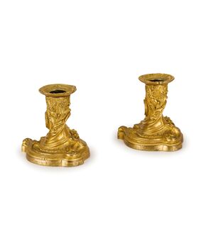 Coppia di piccoli candelieri in bronzo dorato, Francia, XIX secolo, stile Luigi XV