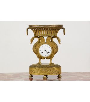 Orologio da tavolo in bronzo cesellato e dorato, Francia, primi anni del XIX secolo