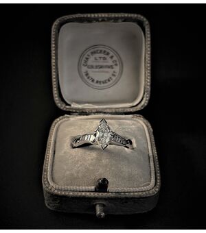 Anello  in  Platino  con  Diamante  taglio  Marquise  0.70 ct.