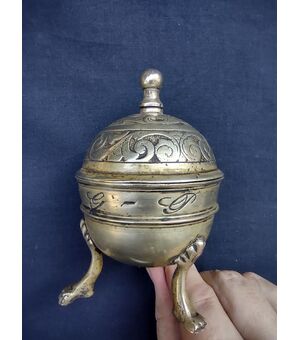 Raffinata scatola in bronzo sbalzato XVIII secolo 