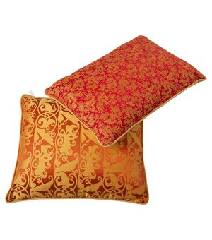 Cuscino con tessuto a fondo rosso ed oro - B/2437 -