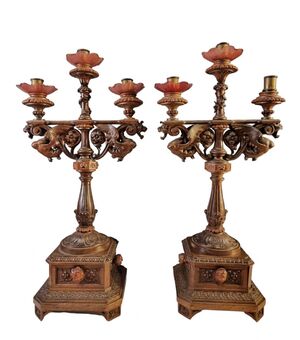 Bellissima coppia di candelabri in legno intagliato 
