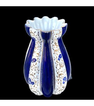 Grande vaso portaombrelli  in maiolica con corpo costolato e motivi floreali in blu e oro.Deruta.