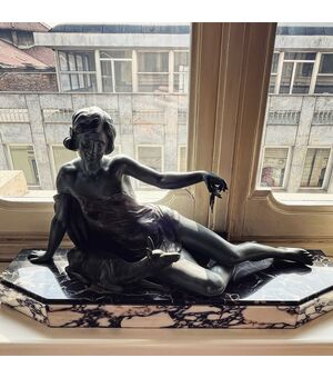 Bronzo dei primi del ‘900, Scultore del XX secolo, gruppo in bronzo e marmo differenti raffigurante fanciulla con daino.