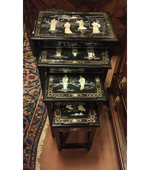 Set di quattro tavolini cinesi antichi del XIX secolo laccati con intarsi in madre perla e pietre di giada.