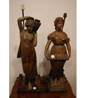 Coppia di antiche lampade francesi stile Liberty in terracotta raffiguranti dame di inizio 1900