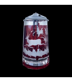 Boccale in cristallo incamiciato e molato con scena di cervo nel bosco e motivi floreali.Boemia biedermeier.