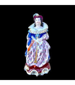 Tisaniera-veilleuse figurata con figura di dama seduta.Francia