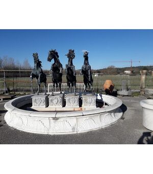 Spettacolare fontana in marmo con cavalli in bronzo - diametro 400 cm 