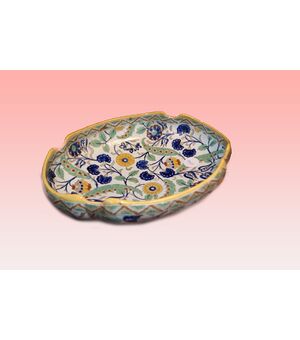 Piatto francese in ceramica riccamente decorata