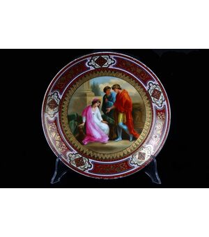 Grande piatto in porcellana Manifattura Vienna del 1800 decorato con una scena di ispirazione neoclassica 