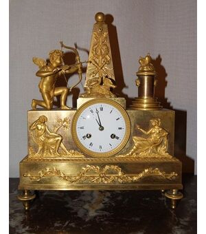 Antico orologio da tavolo francese del 1800 stile Impero con cupido e muse in bronzo dorato al mercurio