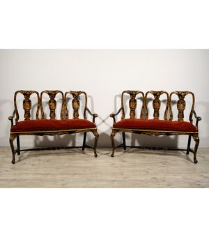 Coppia di divanetti in legno di noce intagliato e laccato a cineseria, schienale a pattona, Venezia, inizio XVIII secolo 