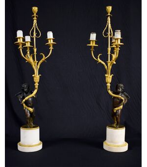 Coppia di candelabri in bronzo dorato e patinato, base in marmo bianco, Francia XVIII secolo