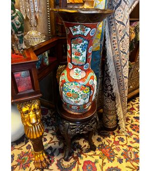 Grande vaso a balaustro in porcellana invetriata con base in legno originale. Periodo Meiji ( 1869-1912) del XIX secolo.  Altezza 61 cm.
