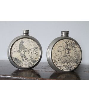 Coppia di antichi porta liquori inglesi XIX sec in argento Sheffield e disegni incisi 