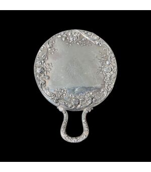 Specchio in argento con motivi rocaille e floreali.Punzone Sterling