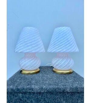 Coppia di lampade in vetro soffiato ‘pettinato’ lattimo.Murano