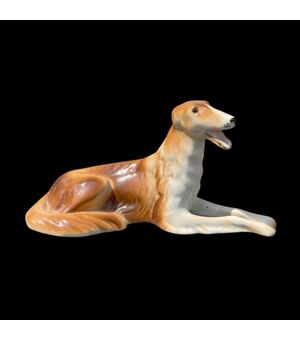 Figura di cane levriero in porcellana.Manifattura Royal Dux.Repubblica Ceca.