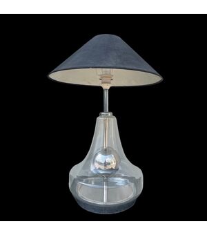 Lampada in vetro con fusto in metallo con sfera.