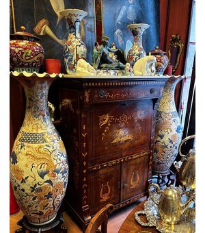 Coppia di grandi vasi in porcellana policroma.  Giappone, fine del XIX secolo. H 140 cm senza base.