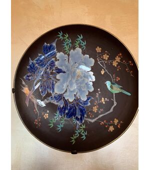 Grande piatti Giappone. Periodo Meiji ( 1868 -1912 ) fine XIX secolo. Porcellana invetriata, dipinta e parzialmente dorata. Cm 47 diametro. Marchio FUKAGAWA al centro della base.