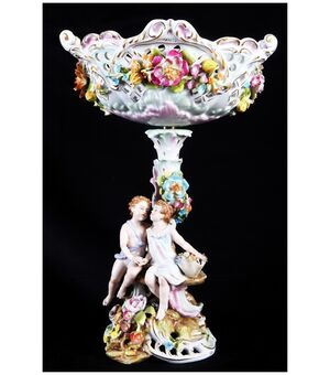Centrotavola in porcellana tedesca manifattura Meissen con alzata a cestino riccamente rifinito