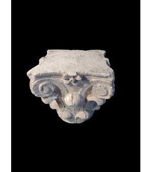 Bel capitello in pietra scolpita fine XVI secolo 