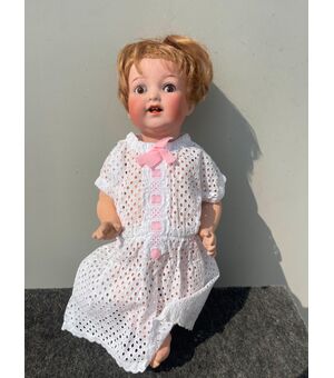 Bambola con testa in bisquit, occhi mobili e corpo in cartapesta.Firma Heuback,Germania.
