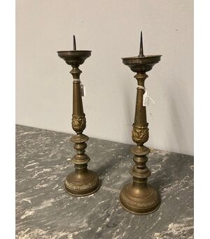 Antica coppia di candelabri in ottone sbalzato epoca XIX secolo . Altezza cm 34 cm 