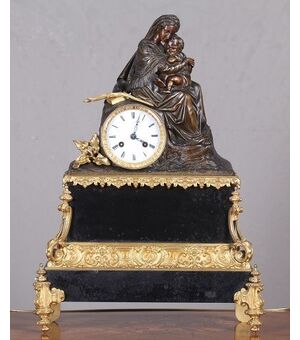 Antico orologio francese del 1800 raffigurante Maternità  in bronzo con base in marmo Madonna con bambino