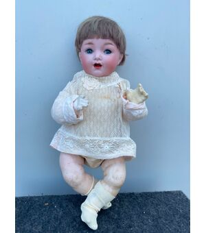 Bebe&#39;caractère doll with bisque head, movable eyes and papier-mâché body, signed Kammer and Reinhardt. Germany     